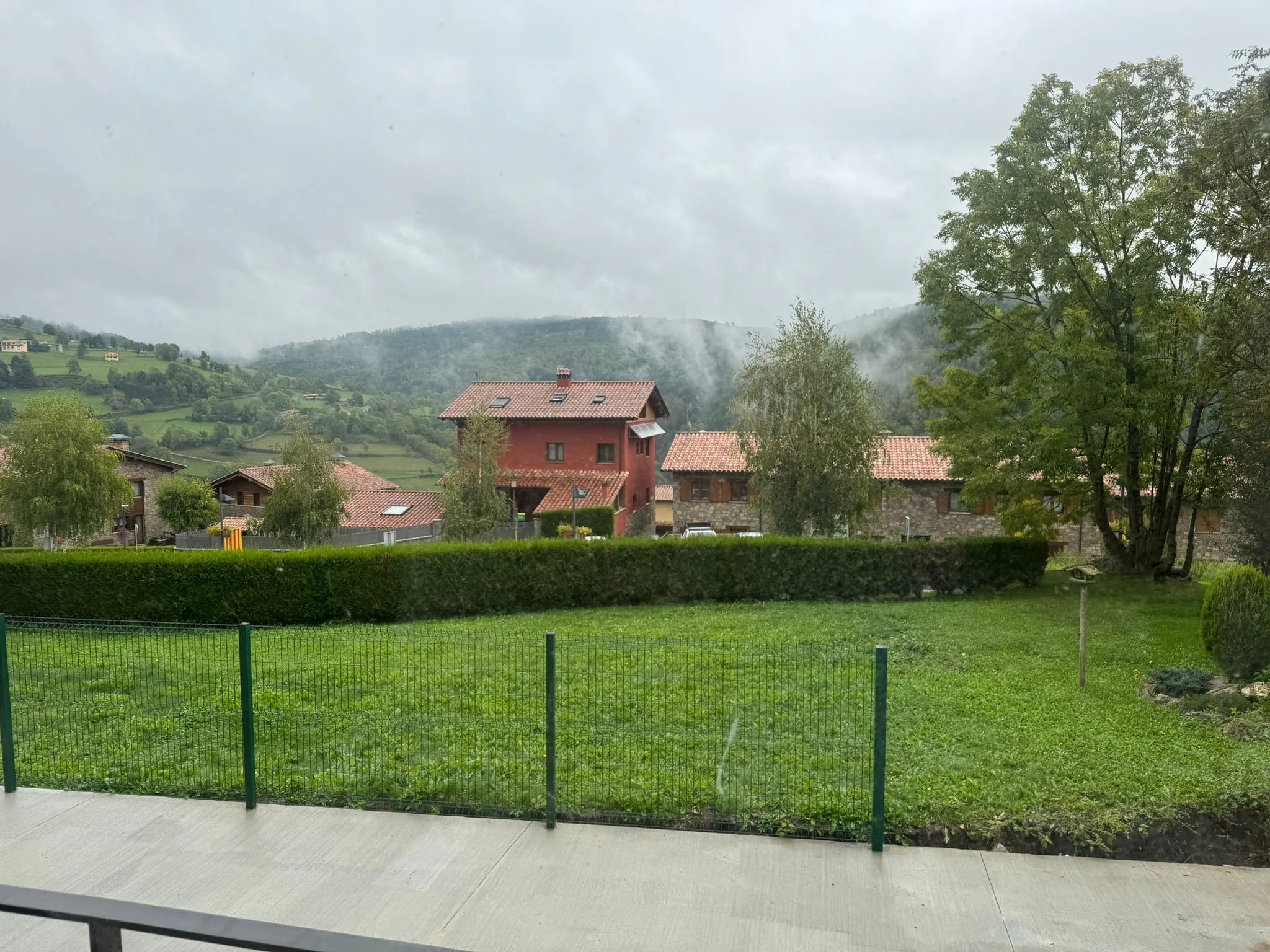 El jardín, con niebla baja sobre el Pirineu