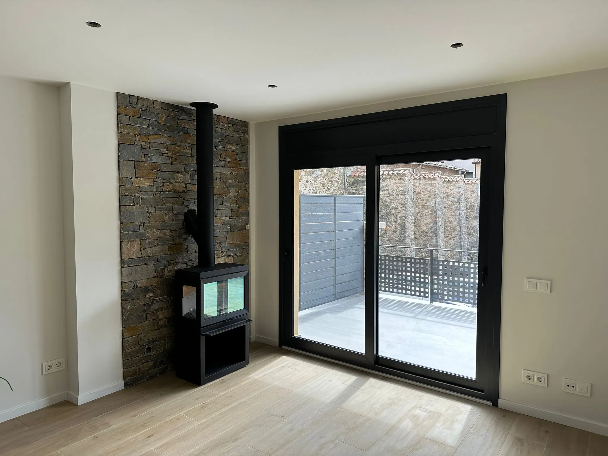 Salón con pared de piedra
