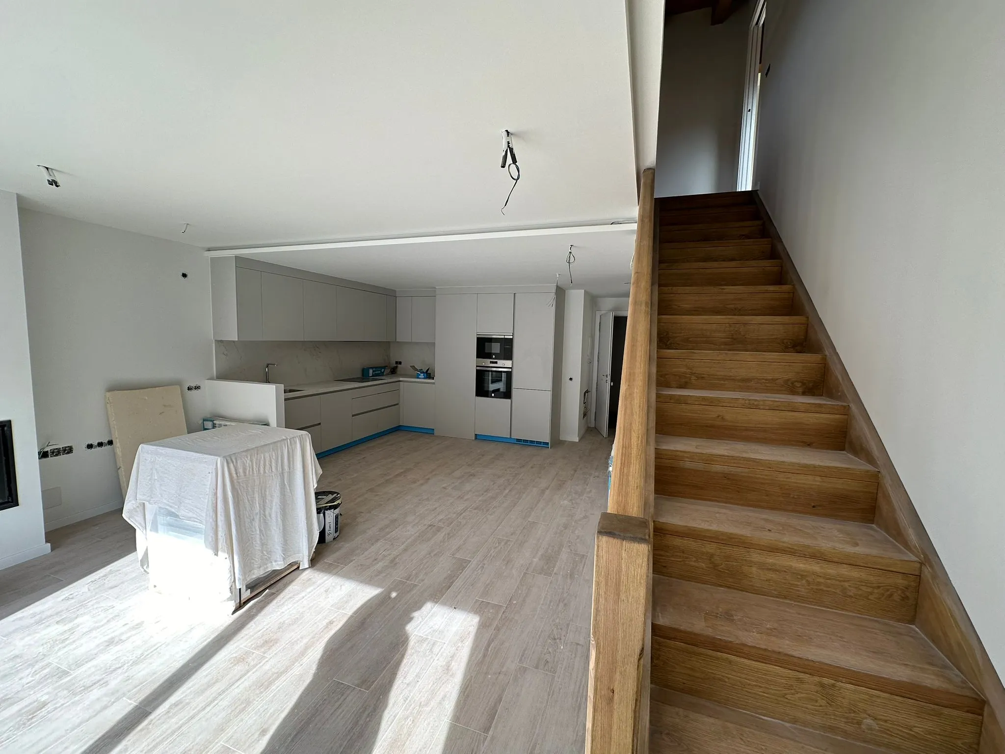 Dúplex con escalera de madera