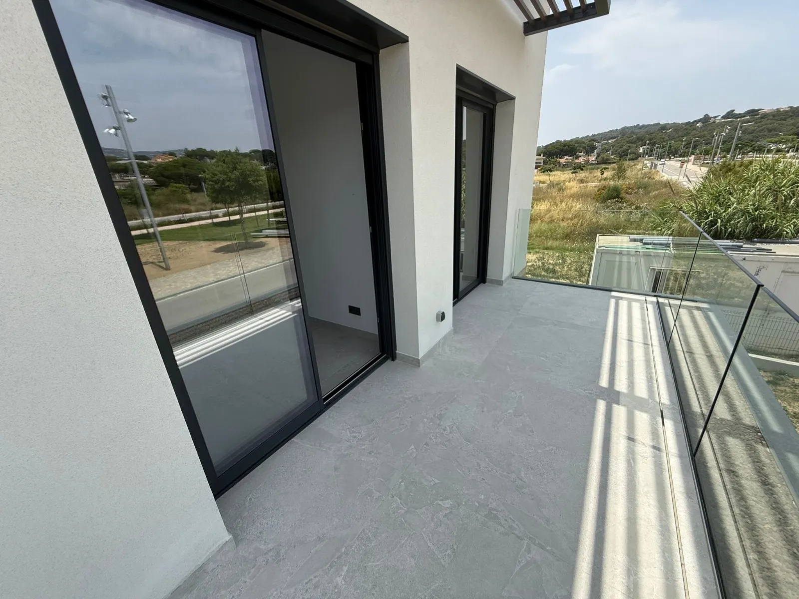 Terraza con barandilla de vidrio