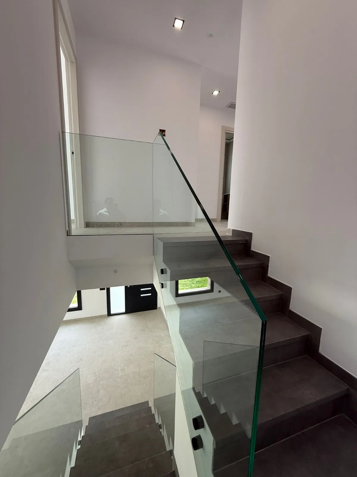 La escalera, de obra y vidrio