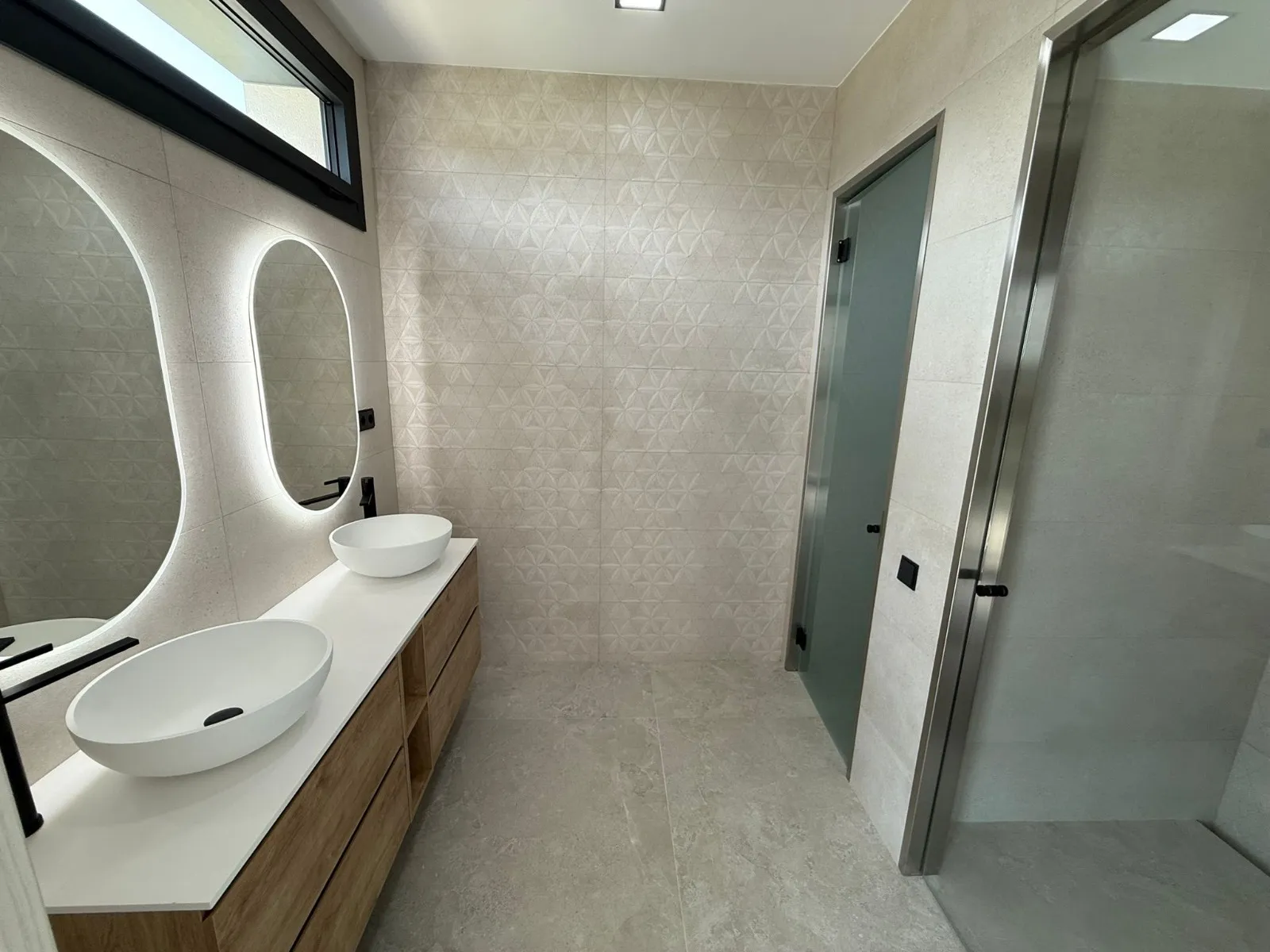Baño principal con doble lavabo